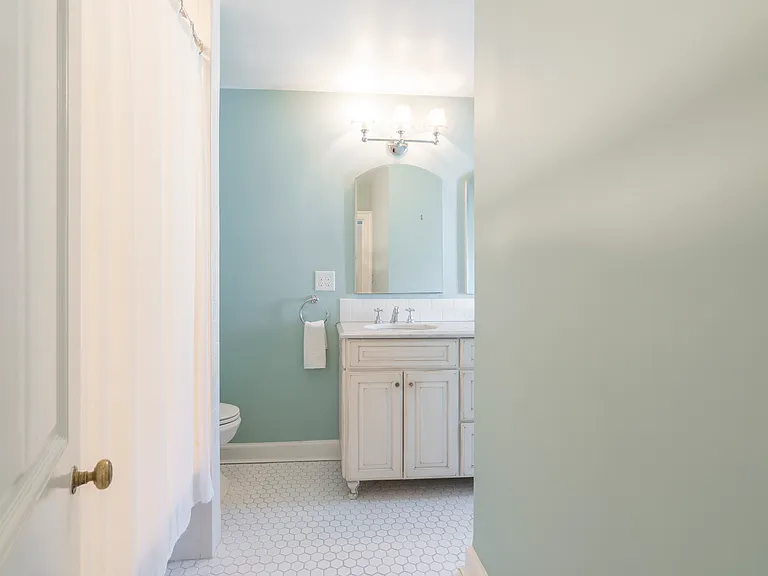 601 Harriton Rd — Photo 28