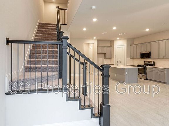3rd image of 913 Ponds Edge Ln