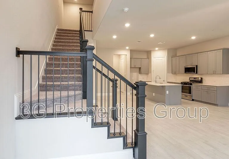 913 Ponds Edge Ln — Photo 3