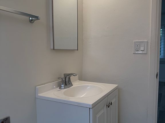 4th image of 2825 S Sepulveda Blvd APT 4C