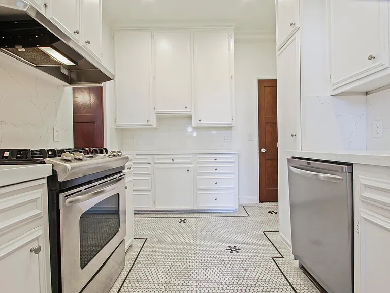 Savoy Plaza Apartments — Photo 27