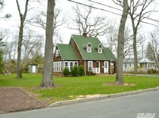 157 7th St, Saint James, NY 11780