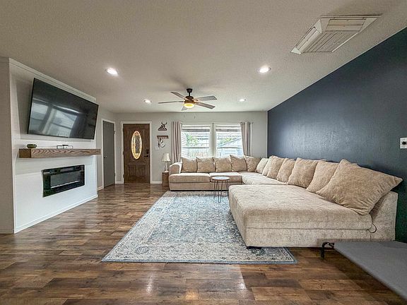 3rd image of 556 Eastwood Dr