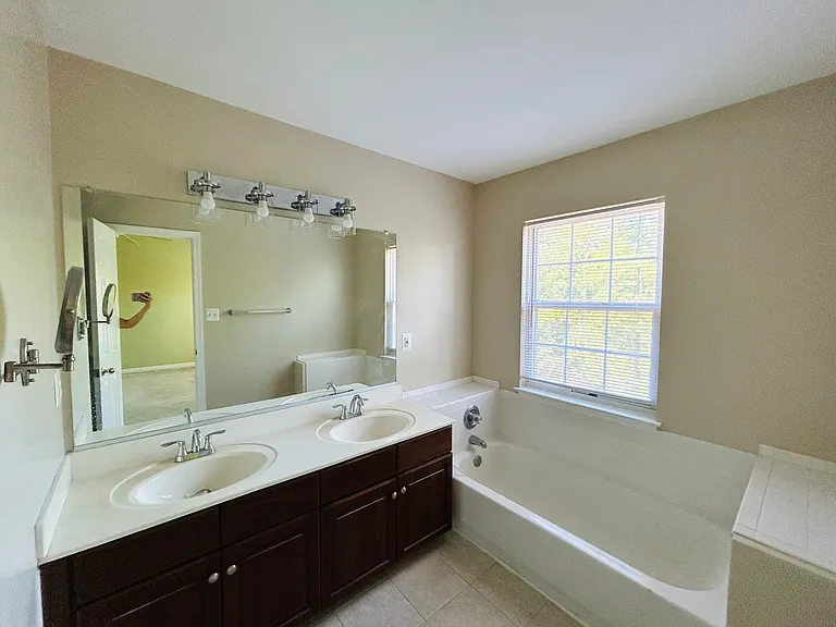112 Longpoint Way — Photo 3