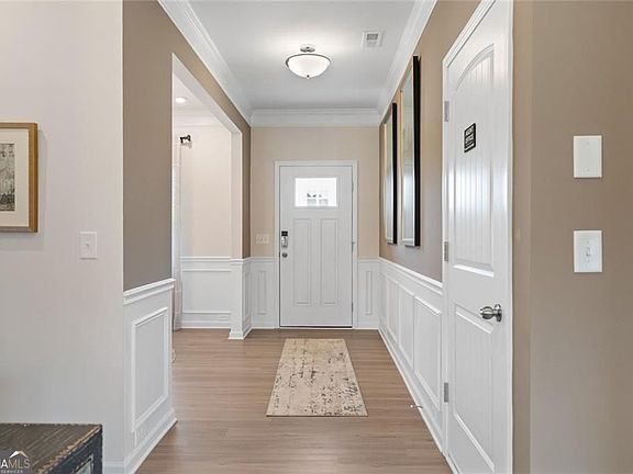 3rd image of 701 Sinclair Ln