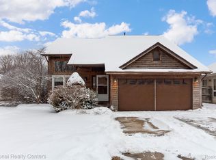 39661 Arbor St, Harrison Township, MI