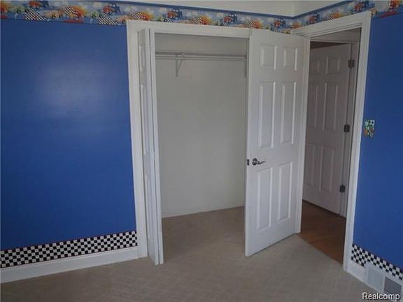 4th image of 15738 Crescent Ave