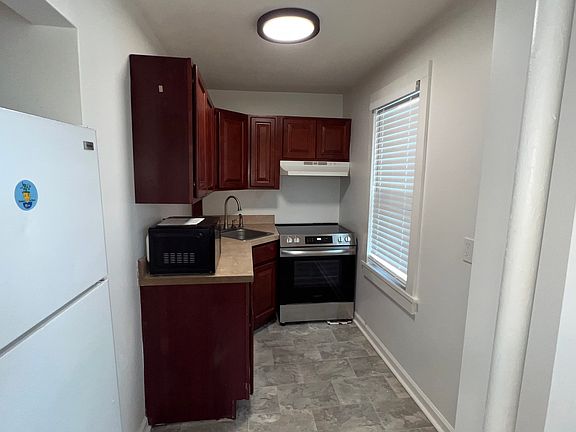 3rd image of 802 Bridge St #2