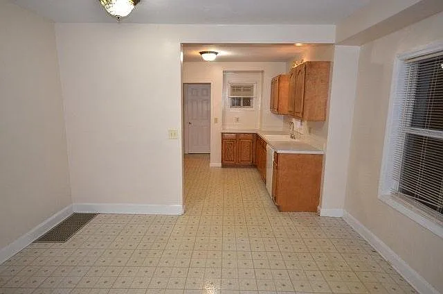89 Marion Ave — Photo 7