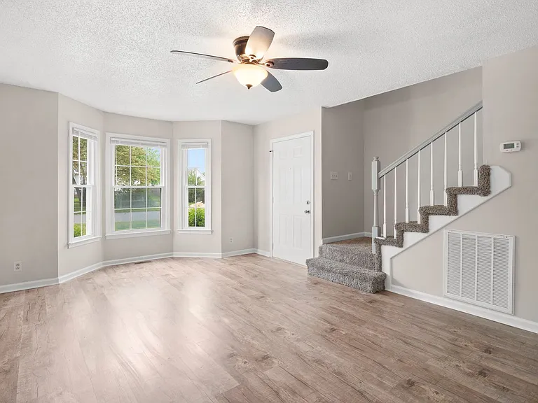 907 Desota Ln — Photo 5