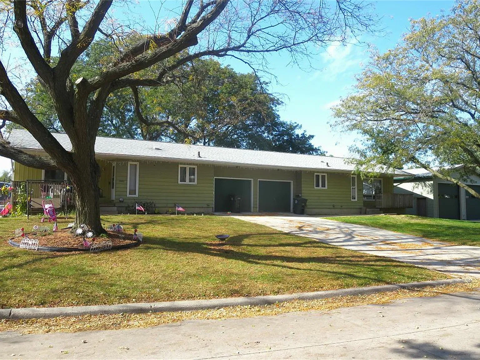 3 bed, 1.5 bath, 1972 sqft, $1,350 — Photo 1