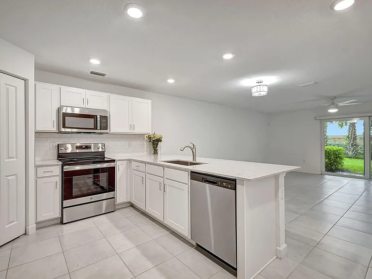 6851 Broadwater Ln — Photo 4