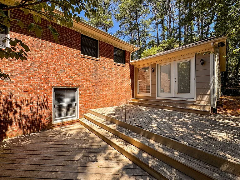 2305 Mirror Lake Dr — Photo 32