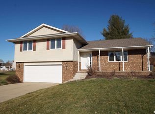15 Country Ln, East Peoria, IL 61611