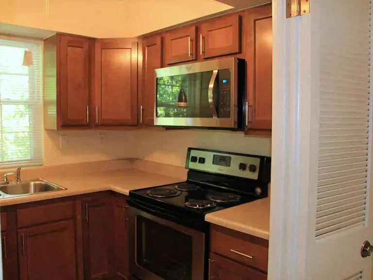 Colonial Village Apartments — Photo 5
