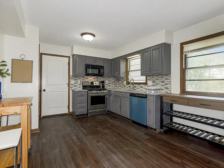 300 SE Chicago St — Photo 9