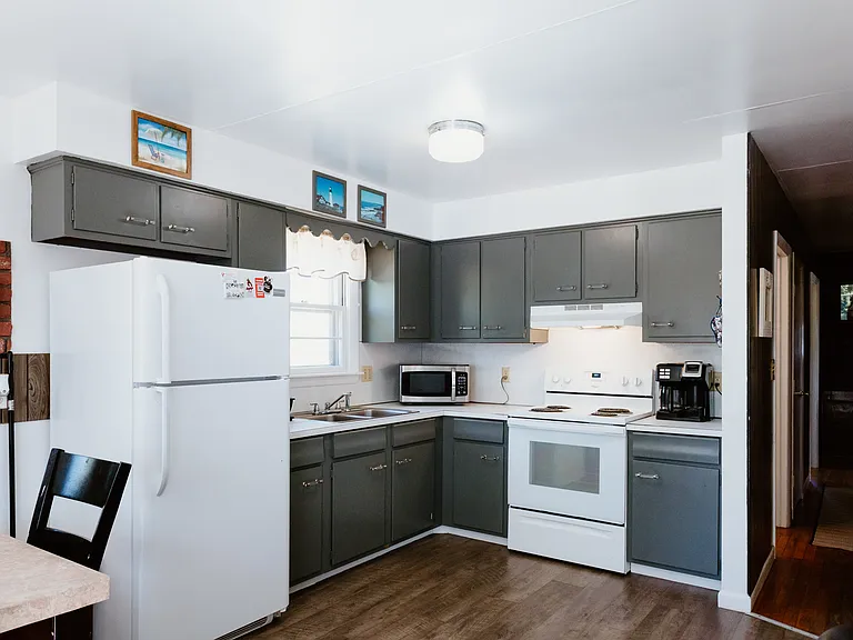 216 E Grand Ave — Photo 4