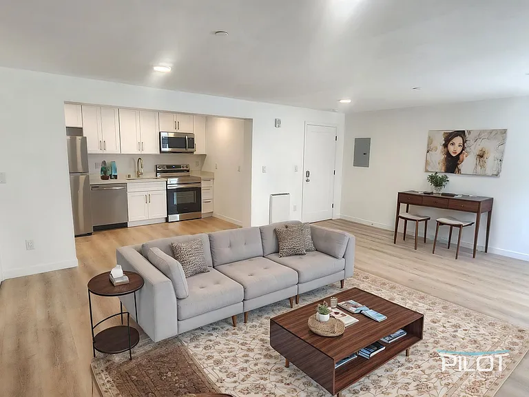 715 Nob Hill Ave N — Photo 8