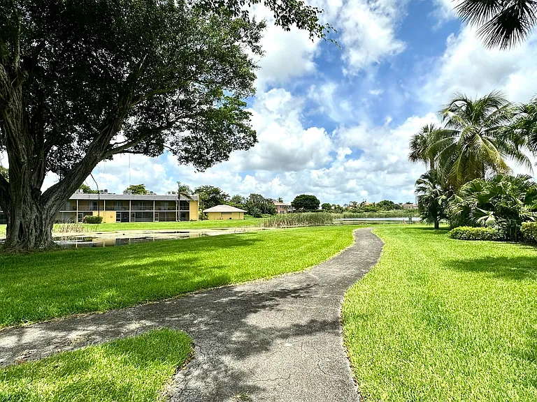 1632 Meadows Cir W — Photo 13