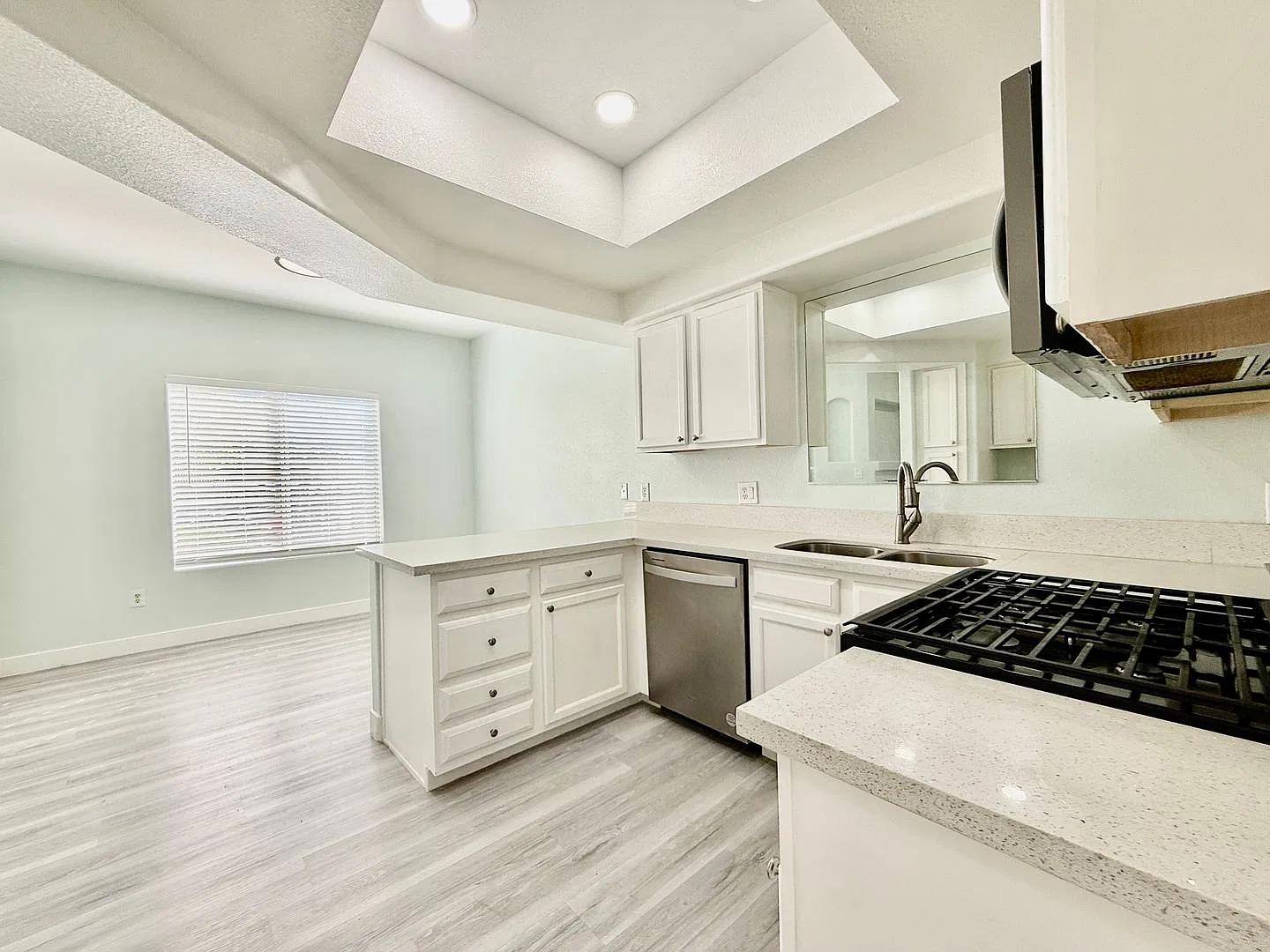 Absolutely gorgeous, fully remodeled ground-floor condo near Summerlin! — Photo 2