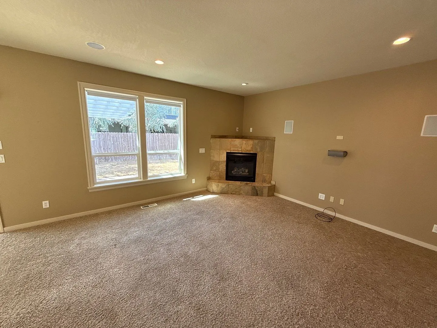 3 bed, 3.0 bath, 2292 sqft, $2,450 — Photo 3