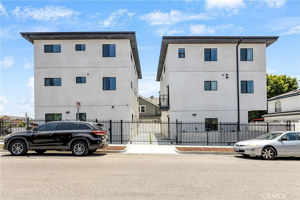 3 bed, 1350 sqft, $3,940 — Photo 2
