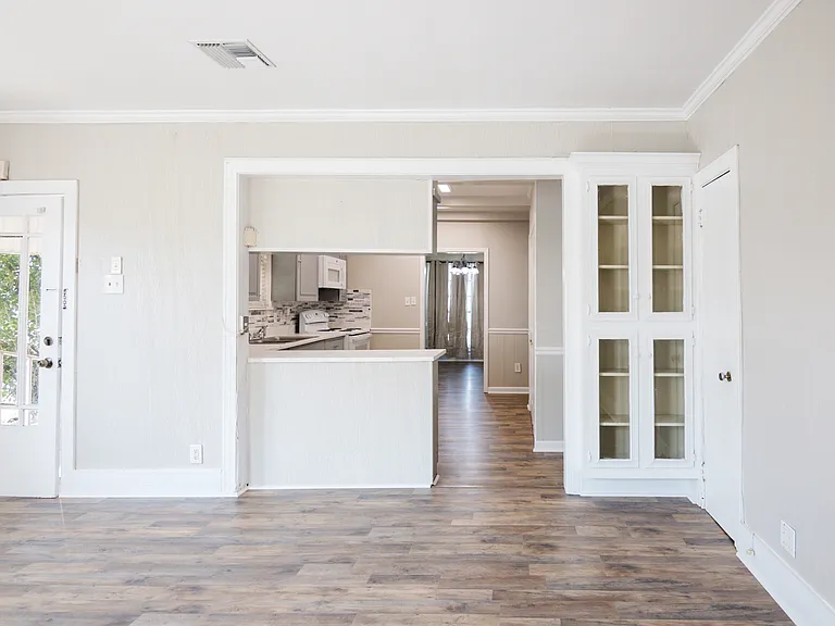 311 S Morgan Ave — Photo 4