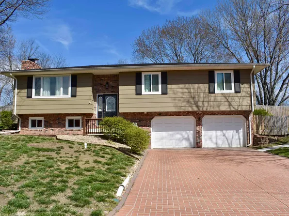 5200 NW Kendall Dr, Topeka, KS 66618