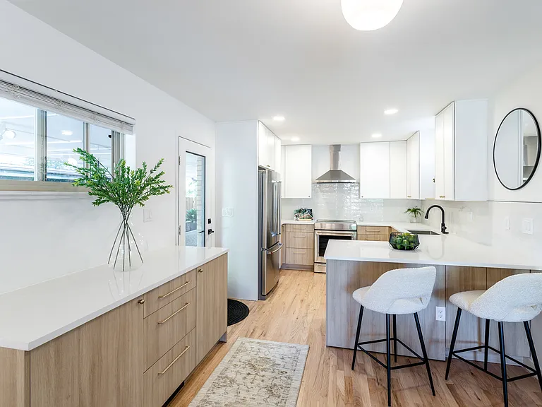 1532 S Grape St — Photo 4