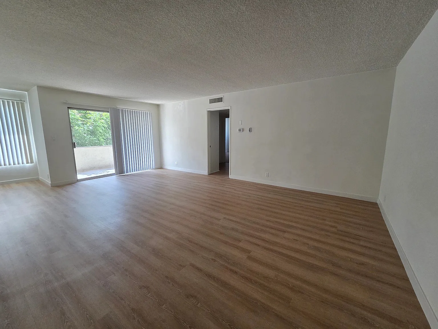 Crown Encino Apartments — Photo 4