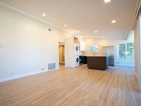 4th image of 550 N Fair Oaks Ave APT 15