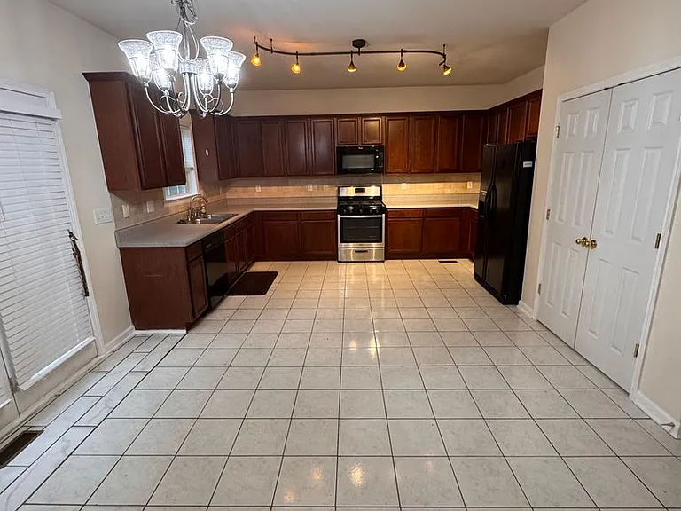 6074 Brookmere Ln SW — Photo 3