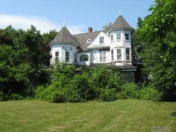 25 Ocean Ave, Bay Shore, NY 11706