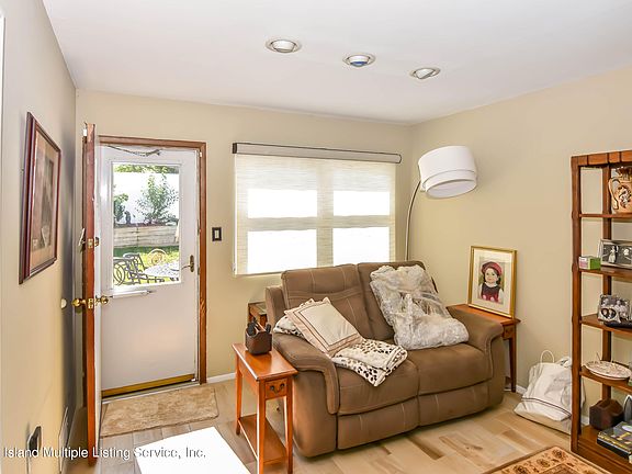 4th image of 276 Suffolk Ave