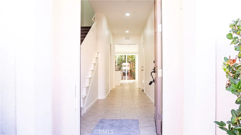 3 bed, 2.5 bath, 1581 sqft, $5,000 — Photo 2