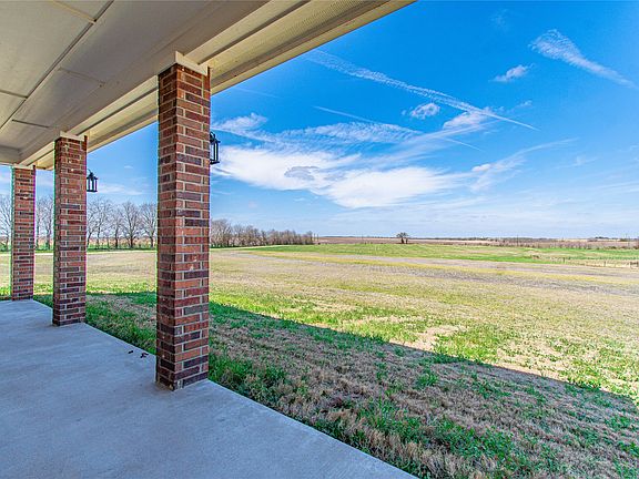 3rd image of 4948 Woodlawn Rd