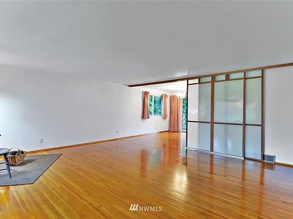 Gracious, spacious Living Room and Dining Room featuring Shogi Screen.