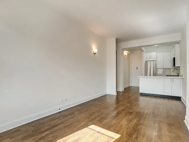 235 W 22nd St #6S — Photo 2
