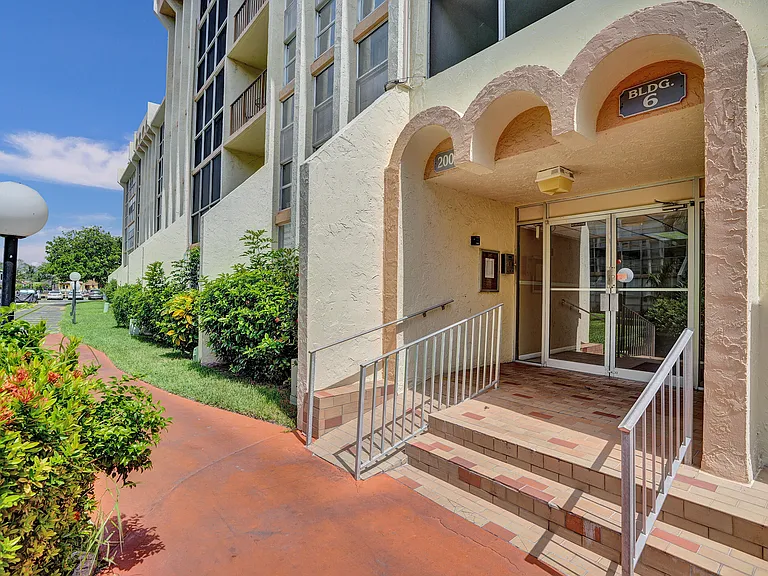 2000 Atlantic Shores Blvd #306 — Photo 2