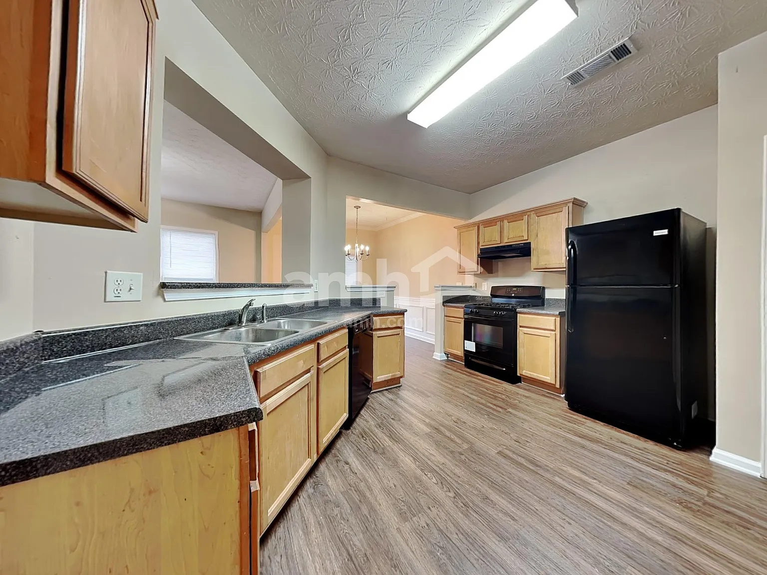 4 bed, 2.5 bath, 1919 sqft, $2,350 — Photo 3