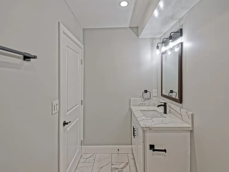 1923 Vanderbilt Ln — Photo 16