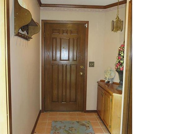 Entry w/Tile and Built-Ins
