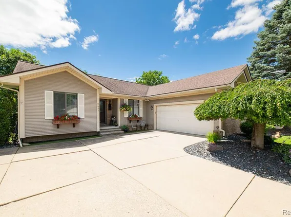 2451 Woodbourne Dr, Waterford, MI 48329