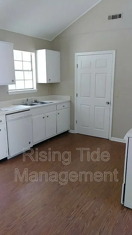 3 bed, 1.0 bath, 1000 sqft, $1,200 — Photo 4