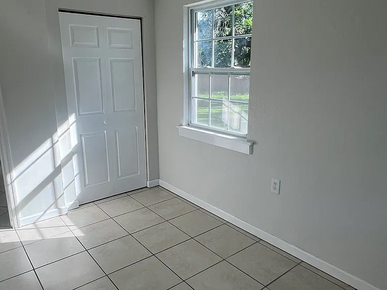 4481 Crestwood Dr N — Photo 8