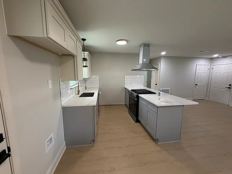 237 S Fairfax Dr — Photo 2