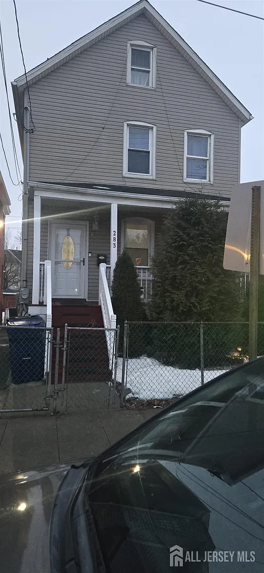 283 Washington St photo 1