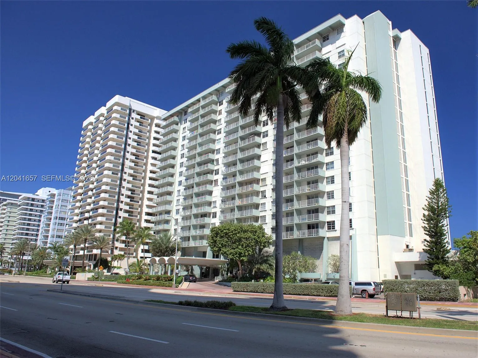Arlen Beach Condo — Photo 1