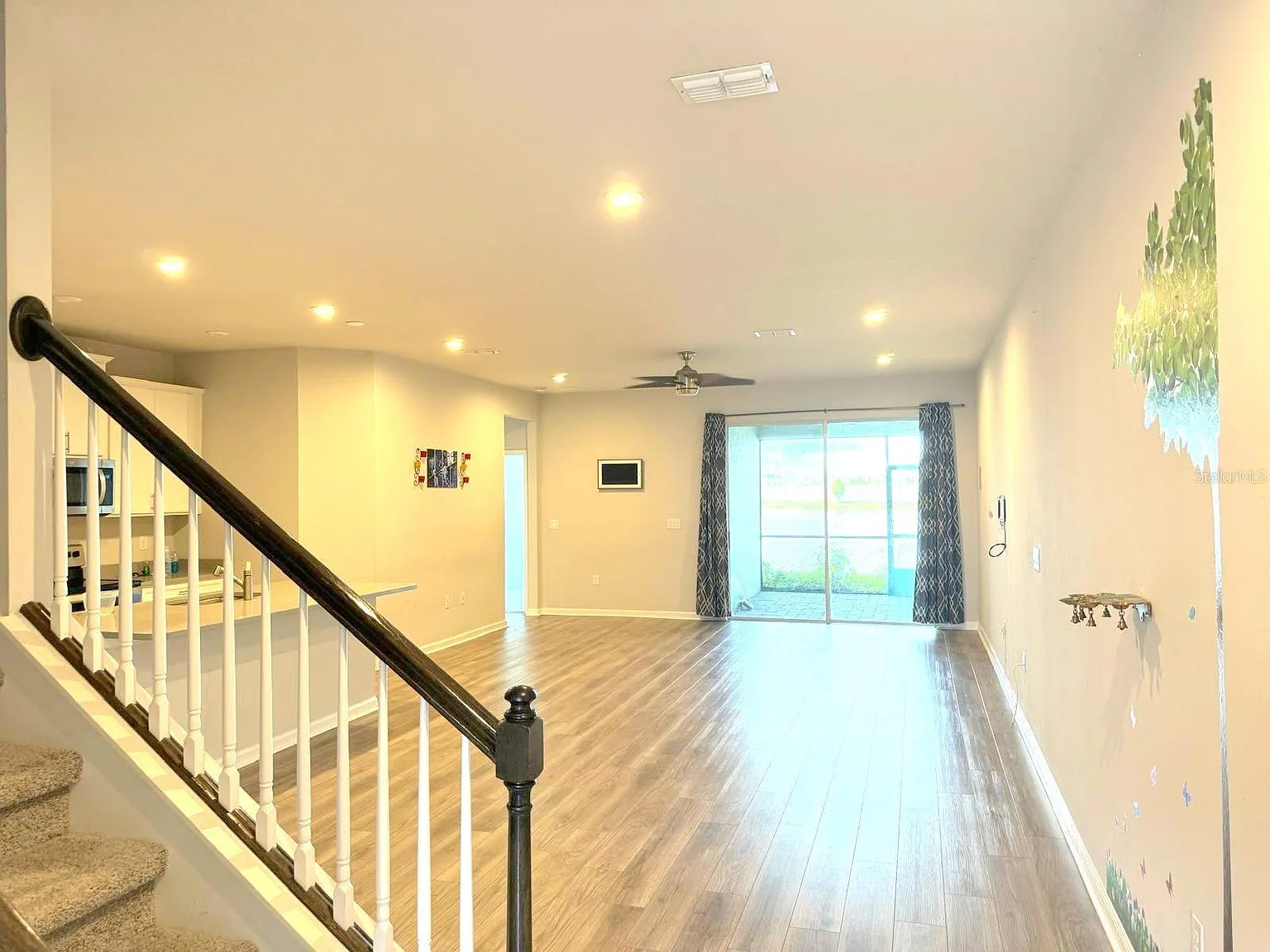 4 bed, 2574 sqft, $2,900 — Photo 2