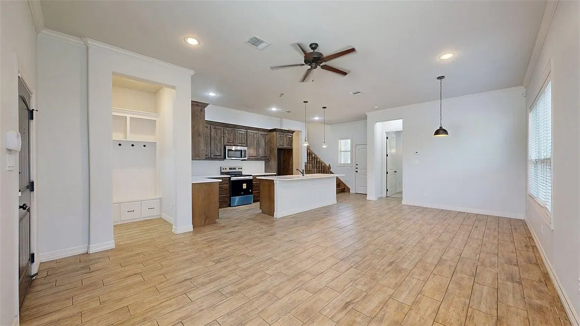 5 bed, 5.5 bath, 2340 sqft, $5,400 — Photo 3